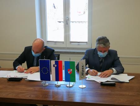 Podpis pogodbe za prizidek OS Ribnica 1